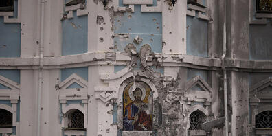 ARCHIV - Vor einer Kirche, die bei einem russischen Angriff beschädigt wurde, liegen Trümmer. Seit Beginn der russischen Invasion in die Ukraine sind 53 Kulturstätten beschädigt und teilweise zestört worden. Unter den Gebäuden seien 29 Kirchen, 16...