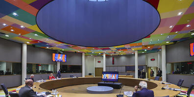 Charles Michel (l), Präsident des Europäischen Rates, und Josep Borrell, Hoher Vertreter der EU für Außen- und Sicherheitspolitik, sprechen mit Ursula von der Leyen (CDU, Monitor,M,r), Präsidentin der Europäischen Kommission, und Li Keqiang, Premi...