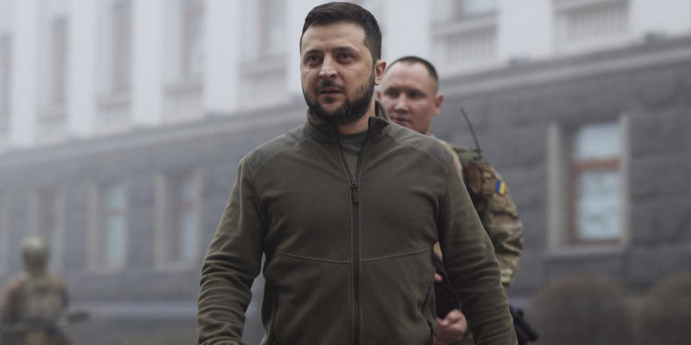 HANDOUT - Dieses Bild aus einem Video, das vom Pressebüro des ukrainischen Präsidenten zur Verfügung gestellt wurde, zeigt Wolodymyr Selenskyj, Präsident der Ukraine, in Kiew. Foto: -/Ukrainian Presidential Press Office/dpa - ACHTUNG: Nur zur reda...