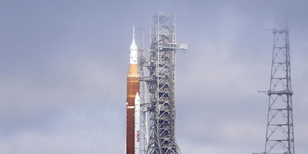 Die Artemis-Rakete der Nasa mit dem Orion-Raumschiff an Bord steht an einer Startrampe im Weltraumbahnhof Kennedy Space Center in Cape Canaveral im US-Bundesstaat Florida. (Archivbild)