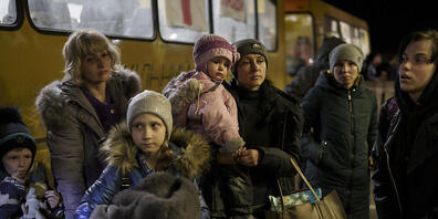 Aus Mariupol und nahe gelegenen Städten geflüchtete Menschen kommen im ukrainischen Saporischschja an. Foto: Felipe Dana/AP/dpa