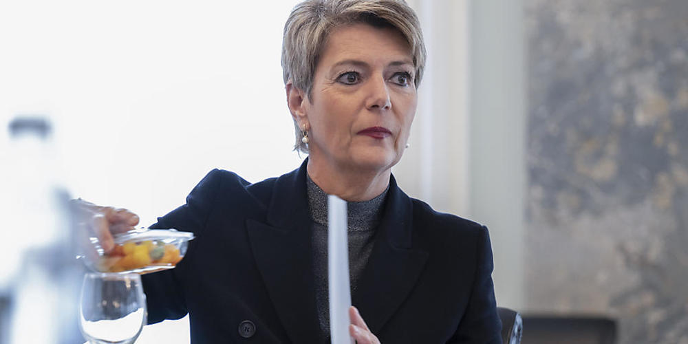 Aus Sicht von Justizministerin Karin Keller-Sutter läuft die Aufnahme von Flüchtlingen aus der Ukraine "gemessen an der Herausforderung gut". (Archivbild)