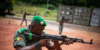 ARCHIV - Malische Soldaten im Jahr 2019 bei der Ausbildung durch internationales Militär. Foto: Arne Immanuel Bänsch/dpa
