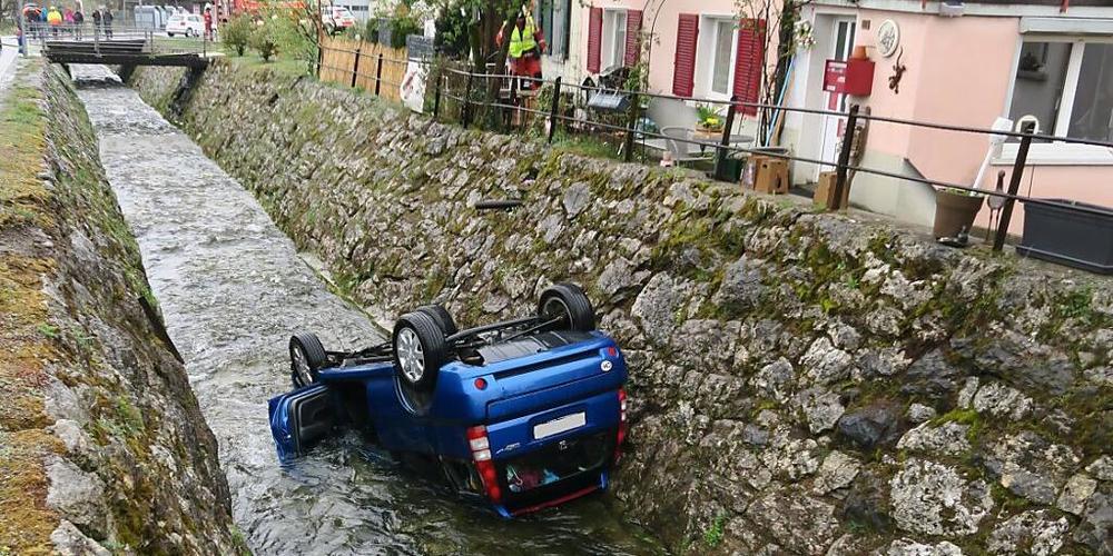 Ein Auto landete nach einem Selbstunfall am Freitagnachmittag in Niederurnen im Dorfbach.