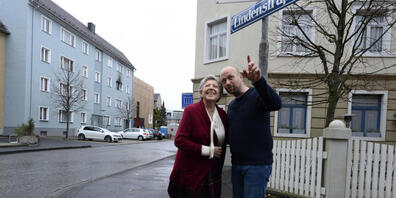 Schauspielerin Marie-Luise Marjan und Schauspieler Moritz Sachs schauen sich in der Kulisse der deutschen Vorabendserie "Lindenstrasse" um. Zwei Jahre nach dem Ende der Serie werden die Kulissen auf dem WDR-Gelände in Köln abgerissen.
