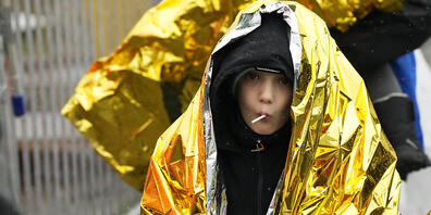 Ein in eine Rettungsdecke eingewickeltes Kind kommt nach seiner Flucht vor dem Ukraine-Krieg am Grenzübergang Medyka im Südosten Polens an. Foto: Sergei Grits/AP/dpa