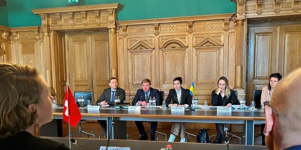 Nationalratspräsidentin Irene Kälin und Bundesparlamentarier haben am Samstag die beiden ukrainischen Parlamentarierinnen Maria Mezentseva und Olena Khomenko sowie den ukrainischen Botschafter Artem Rybchenko getroffen.