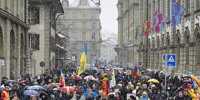In der Berner Innenstadt haben am Samstag erneut Menschen gegen den Krieg in der Ukraine demonstriert.