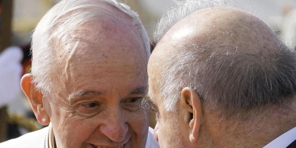 Papst Franziskus (l) hat den Krieg in der Ukraine erneut verurteilt. Foto: Andrew Medichini/AP/dpa