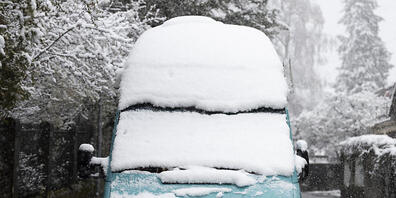 Neuschnee auf einem Kleinbus in Bern.