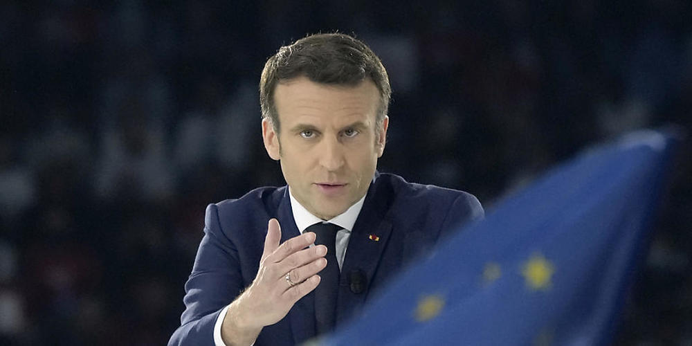 dpatopbilder - Emmanuel Macron, Präsident von Frankreich, steht während einer Wahlkampfveranstaltung auf der Bühne. Foto: Francois Mori/AP/dpa