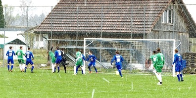 Zeitweise störte dichter Schneefall die Partie, die auf dem Nebenplatz ausgetragen wurde