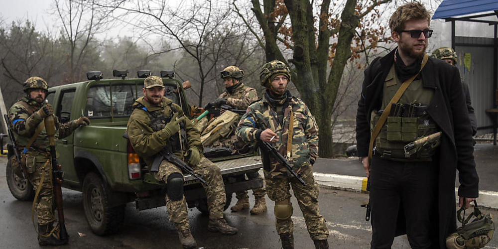 Ukrainische Einheiten suchen nach russischen Truppen, die trotz ihres Rückzugs aus den Dörfern am Stadtrand von Kiew zurückgeblieben sind. Foto: Rodrigo Abd/AP/dpa