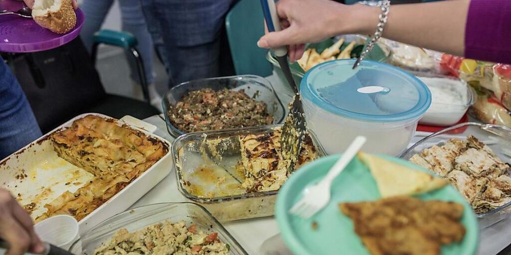 Speisen stehen beim Iftar dem Mahl am Abend während des Fastenmonats Ramadan auf den Tisch. Foto: Eman Helal/dpa