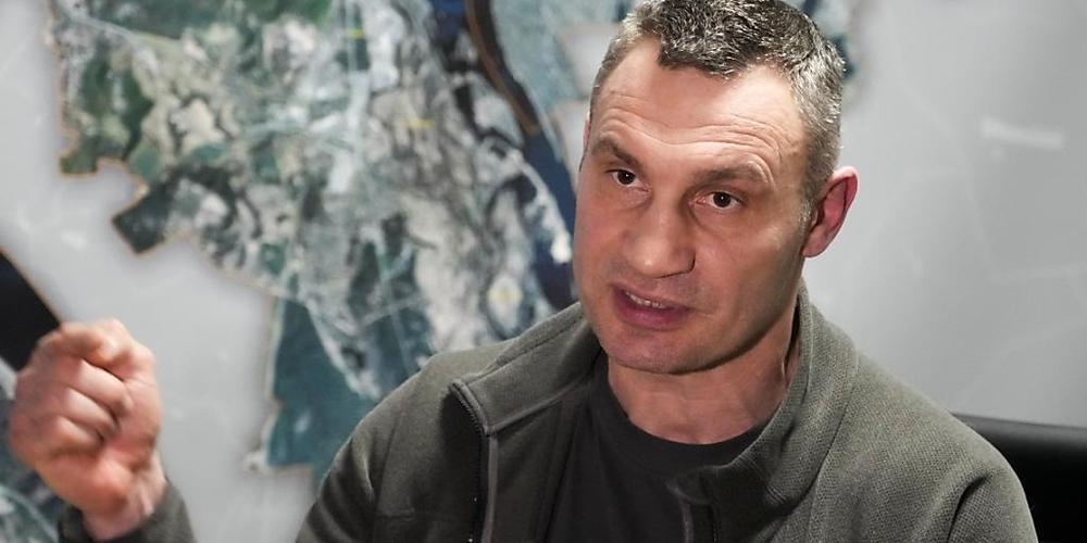 Kiews Bürgermeister Vitali Klitschko hat in einem Interview die Schweiz um weitere Hilfe gebeten. In der Ukraine zeichne sich eine humanitäre Katastrophe ab. (Archivbild)