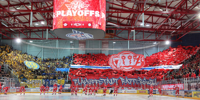 Der Mann stürzte von der Brüstung in der SGKB-Arena in die Tiefe. (Archivbild)