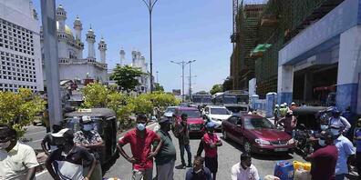Sri Lanka befindet sich in einer Wirtschaftskrise. Um weitere Proteste der Bevölkerung zu verhindern, hat die Regierung die sozialen Netzwerke blockiert. Foto: Eranga Jayawardena/AP/dpa