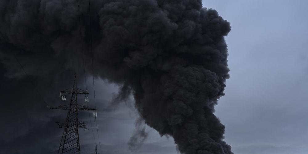 Menschen beobachten, wie in Odessa nach einem Beschuss Rauch in die Luft aufsteigt. Foto: Petros Giannakouris/AP/dpa