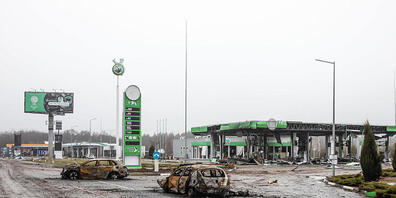 Ein zerstörtes Auto auf einer Landstraße. Fast 300 Zivilisten wurden entlang der Straße in Butscha, einer Pendlerstadt außerhalb der Hauptstadt, getötet. Foto: Mykhaylo Palinchak/SOPA Images via ZUMA Press Wire/dpa