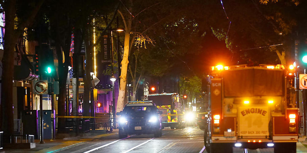 Einsatzfahrzeuge stehen neben einer Straßensperre, die errichtet wurde, nachdem mehrere Menschen erschossen wurden. Foto: Rich Pedroncelli/AP/dpa