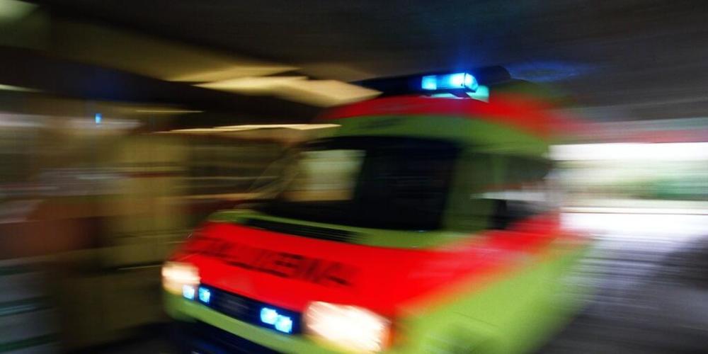 Der verletzte Match-Zuschauer wurde vom Rettungsdienst in ein Spital gebracht. (Archivbild)