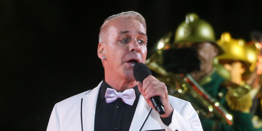 ARCHIV - Till Lindemann, Sänger der deutschen Rockband Rammstein, tritt beim Spasskaya Tower Military Music Festival auf dem Roten Platz auf. Foto: Marina Lystseva/TASS/dpa