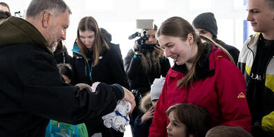 FDP-Nationalrat Hans Peter Portmann (links), verteilt Plüschtiere an ukrainische Kinder und Jugendliche im Internationalen Pfadizentrum in Kandersteg. Die Waisenkinder aus Lwis erhalten hier vorübergehend Schutz vor dem Krieg in der Ukraine.