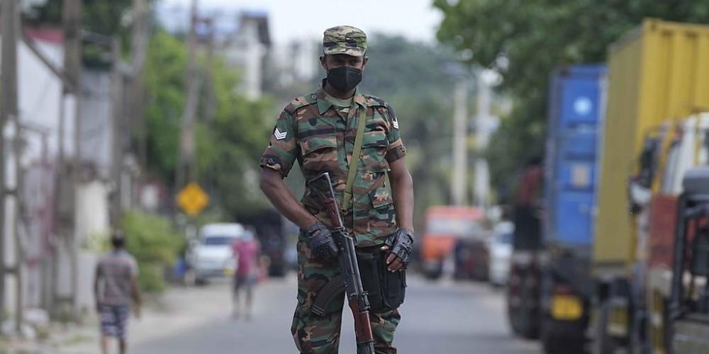 Ein Soldat hält während der Ausgangssperre auf einer Straße Wache. Abgeordnete der Opposition protestierten am Sonntag gegen die verhängte Ausgangssperre und den ausgerufenen nationalen Notstand. Die Maßnahmen sind eine Reaktion auf eine Reihe von...