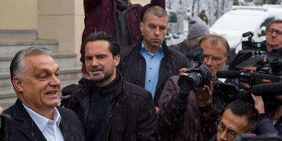 Viktor Orban, Ministerpräsident von Ungarn, spricht nach der Stimmabgabe bei den Parlamentswahlen auf einer Pressekonferenz. Foto: Ladislav Vallach/TASR/dpa