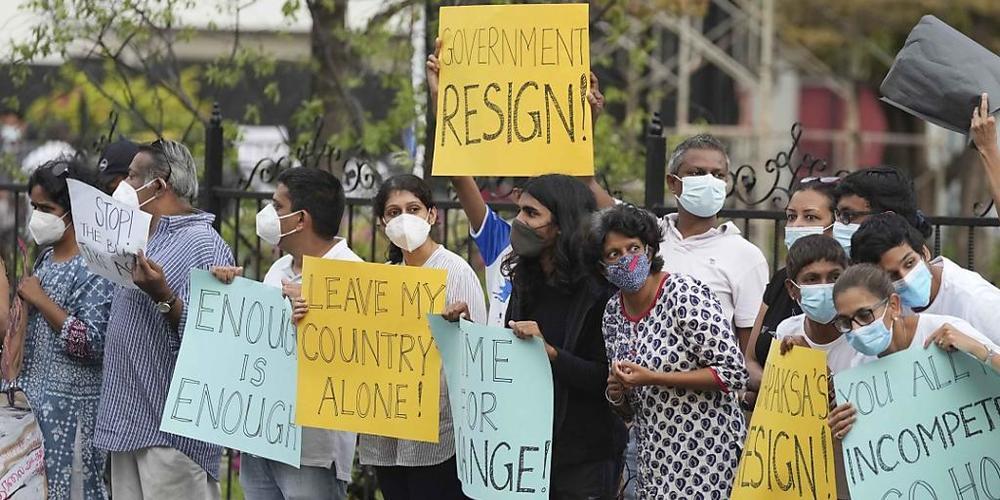 Nach Protesten ist in Sri Lanka die gesamte Regierung zurückgetreten.