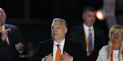 Der ungarische Ministerpräsident Viktor Orban dankt jubelnden Anhängern während einer Wahlparty in Budapest. Foto: Petr David Josek/AP/dpa