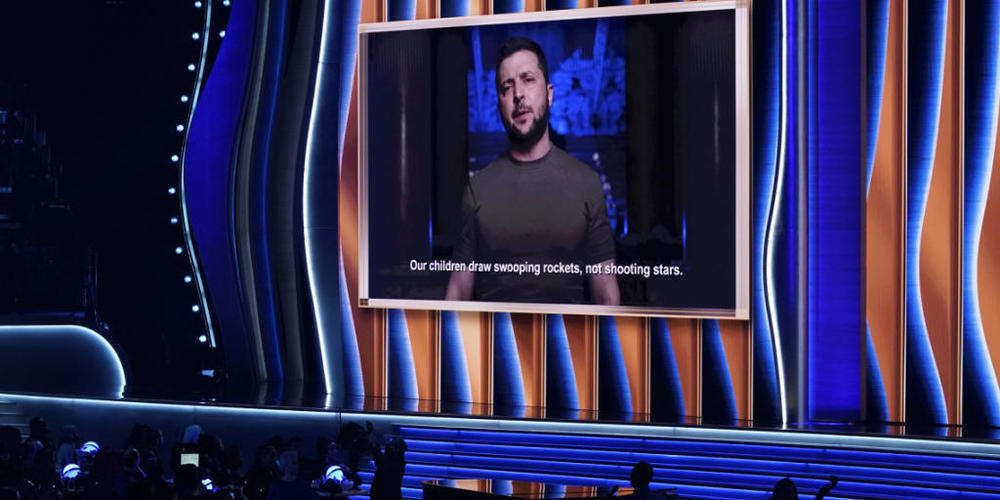 Wolodymyr Selenskyj, Präsident der Ukraine, spricht auf dem Bildschirm bei der 64. Grammy-Verleihung in Las Vegas. Foto: Chris Pizzello/Invision via AP/dpa