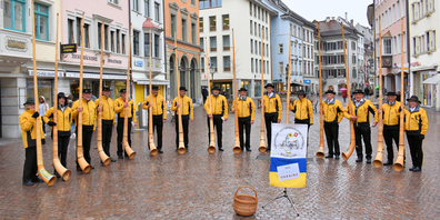 15 Alphornspielerinnen und -spieler sowie ein Fahnenschwinger gaben am Freitag ein Konzert auf dem Fronwagplatz.
