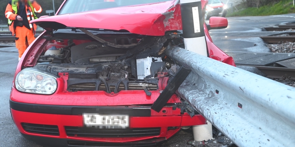 Das Unfallauto blieb auf der Höhe der Bahnschranke stehen, so dass sich diese nicht mehr senken konnte.