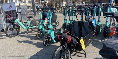  E-Trottinette und E-Bikes von TIER an der Gossauer Velobörse.
