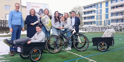 Im Bild, stehend v. l.: Matthias Vogel (Schulleiter Maitlisek), Claudia Martin (Stadträtin), Madelaine Eisenegger (Maitlisek), Aurelia D'Alessio (Maitlisek), Svenja Siegwart (Maitlisek) und Claudio Bianculli (CEO ZAB); sitzend Leonie Löhrli.