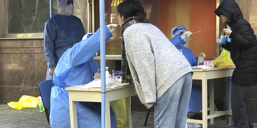 Medizinisches Personal führt in einem abgesperrten Gebiet im Jingan-Bezirk Corona-Tests an Einwohnern durch. In der schlimmsten Corona-Welle in China seit zwei Jahren sind im schwer betroffenen Shanghai am Montag noch einmal alle 26 Millionen Einw...