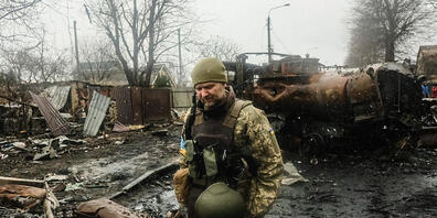 Ukrainische Soldaten inspizieren die Trümmer einer zerstörten russischen Panzerkolonne auf einer Straße in Butscha, einem Vorort nördlich der Hauptstadt. Nach den Kriegsgräueln in der ukrainischen Stadt Butscha bereitet der Westen noch schärfere S...