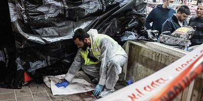 Einsatzkräfte arbeiten am 29.03.22 am Tatort eines Anschlags. Nach einer Anschlagswelle in Israel hat die Polizei insgesamt 50 mutmaßliche Unterstützer der Terrororganisation Islamischer Staat (IS) festgenommen, berichtete der öffentlich-rechtlich...