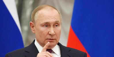 ARCHIV - Russlands Präsident Wladimir Putin spricht auf einer Pressekonferenz. Putin hat das erleichterte Visaverfahren für Bürger westeuropäischer Staaten per einem am Montag veröffentlichten Dekret eingeschränkt. Foto: Kay Nietfeld/dpa