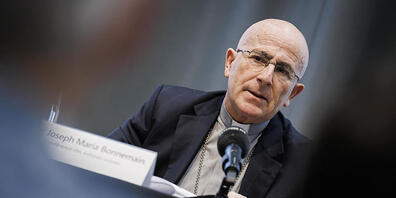 Der Bischof von Chur, Joseph Marie Bonnemain, äussert sich vor den Medien in Lausanne zum Forschungsprojekt.