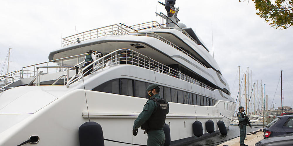 US-Bundesbeamte und die spanische Guardia Civil durchsuchen die Jacht «Tango» in Palma de Mallorca. Am Montag wurde die Luxusjacht des russischen Oligarchen Viktor Wekselberg auf Mallorca beschlagnahmt. Foto: Francisco Ubilla/AP/dpa