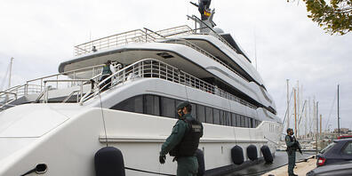 US-Bundesbeamte und die spanische Guardia Civil durchsuchen die Jacht «Tango» in Palma de Mallorca. Am Montag wurde die Luxusjacht des russischen Oligarchen Viktor Wekselberg auf Mallorca beschlagnahmt. Foto: Francisco Ubilla/AP/dpa