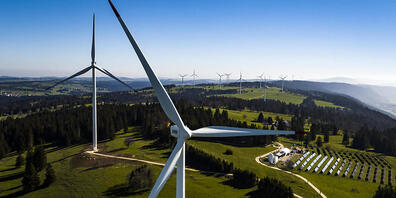 Technologien, um die Treibhausgasemissionen auf null zu senken, sind nicht nur vorhanden, sondern auch aus wirtschaftlicher Sicht konkurrenzfähig: das Sonnen- und Windkraftwerk auf dem Mont-Soleil im Berner Jura. (Archivbild)
