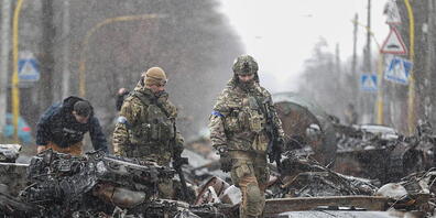 Das Ergebnis der von Präsident Wladimir Putin angeordneten russischen "Spezialoperation" in der Ukraine: Strasse der Stadt Butscha, rund 20 Kilometer nordwestlich von Kiew, inspiziert von ukrainischen Soldaten nach dem Abzug russischer Truppen. (A...