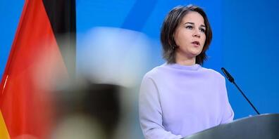 Deutschlands Außenminister Annalena Baerbock spricht bei einer Presseerklärung in Berlin. Die deutsche Bundesregierung hat 40 russische Diplomaten zu in Deutschland «unerwünschten Personen» erklärt. Das teilte Annalena Baerbock am Montag mit. Foto...