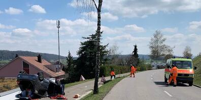 Ein 87-Jähriger kam am Montag mit seinem Auto in Windlach, Gemeindegebiet Stadel, von der Strasse ab und landete auf dem Dach.