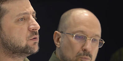 Der ukrainische Premierminister Denys Shmyhal (rechts), hier neben dem Präsidenten der Ukraine, Wolodymyr Selenskyj, meldete sich am Montagabend in einer Videobotschaft an der Universität Zürich zu Wort. (Archivbild)