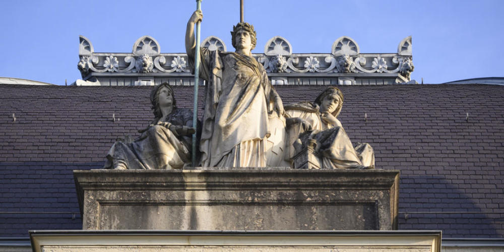 Sex- und Drogenpartys mit Minderjährigen gefeiert: Das Strafgericht Lausanne verurteilte den vorbestraften Angeklagten am Montag zu einer unbedingten Freiheitsstrafe von fünf Jahren.