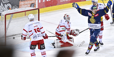 Der Davoser Raphael Prassl jubelt beim 2:1.